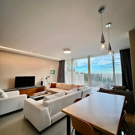 Celine, Coast Vila Palasë
